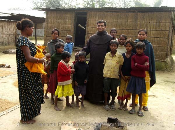 Pater Jaison mit Kindern aus der Adivasi-Kaste