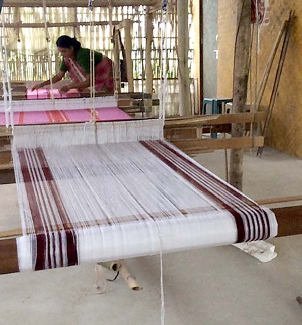 Hand loom in the small weaving mill